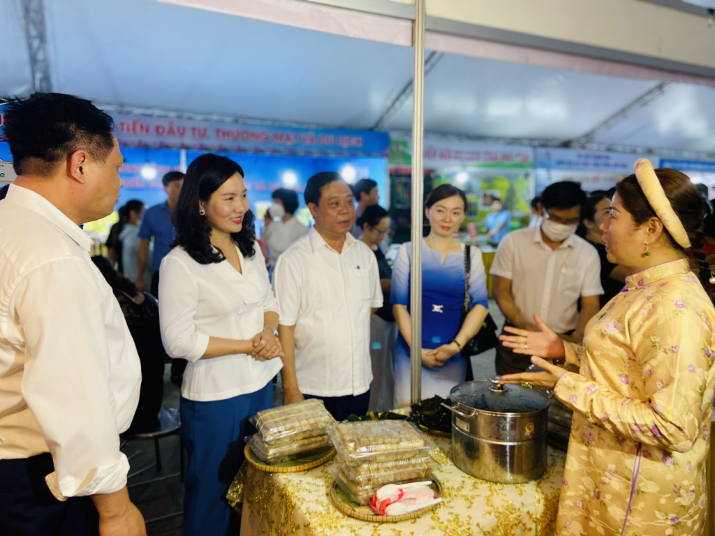Bà Phan Gia Tôn Hiền, Nghệ nhân ưu tú ẩm thực Việt Nam giới thiệu những món ăn cung đình Huế đến với các đại biểu.